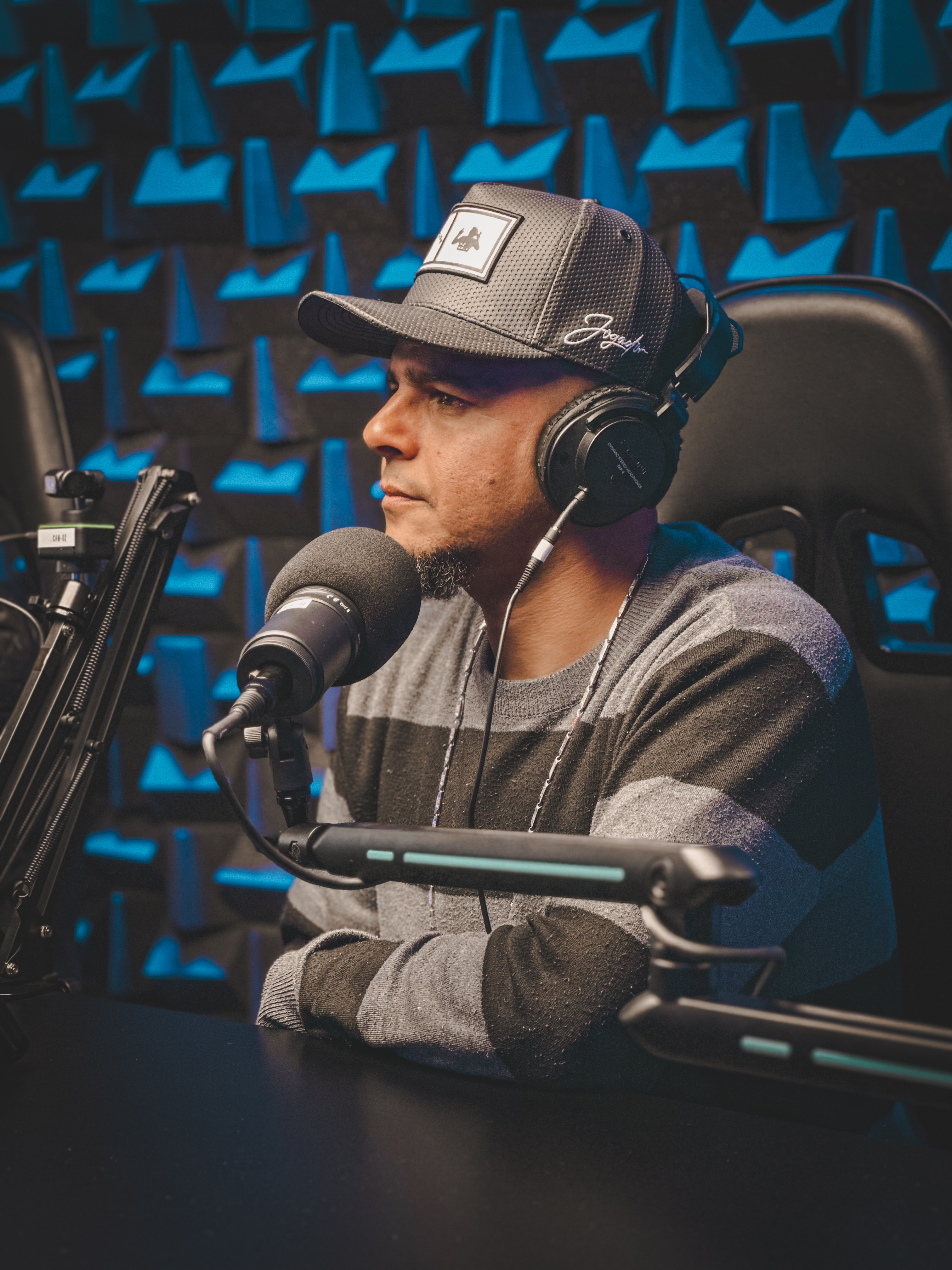 Foto tratada em podcast para capa de reels e cortes