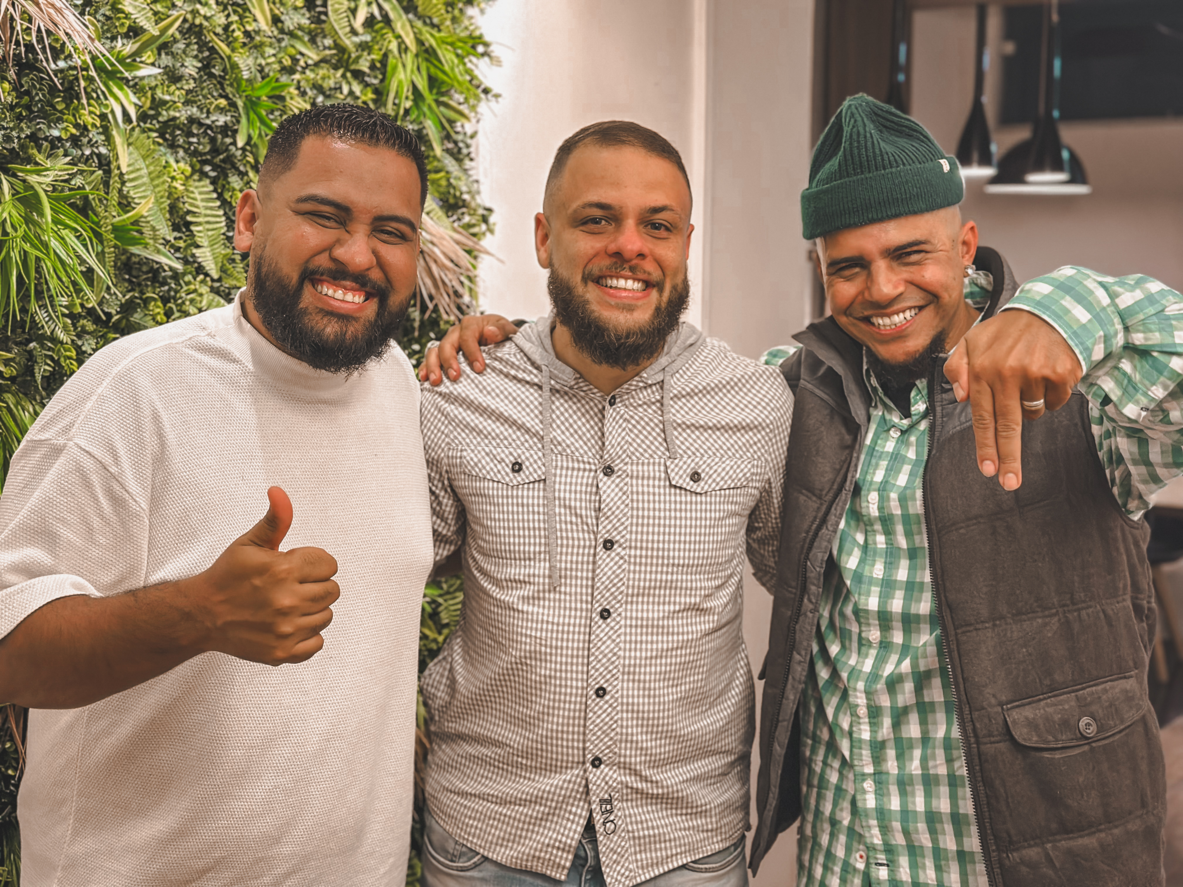 Foto tratada de grupo sorrindo