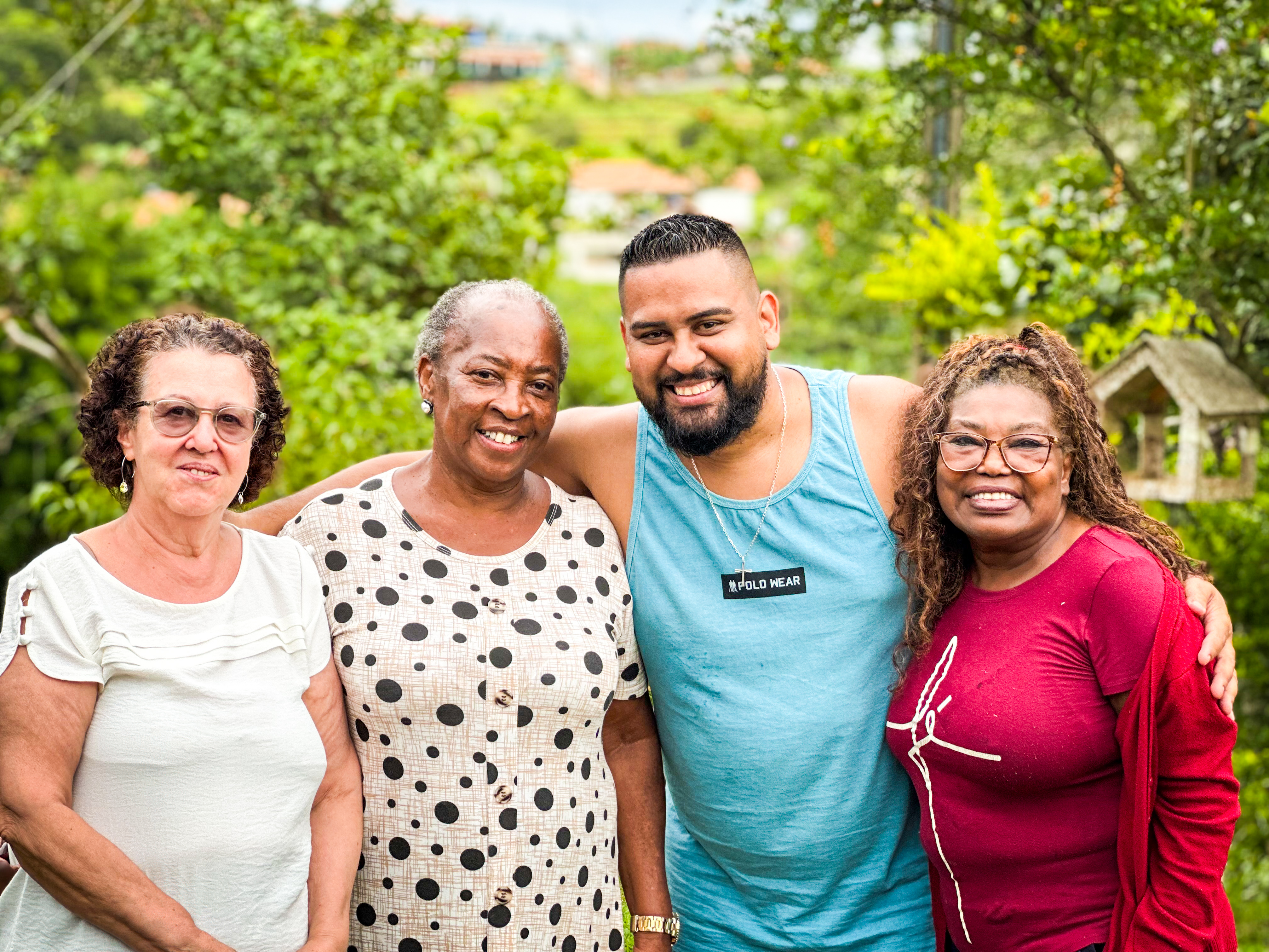 Foto tratada de família em área verde