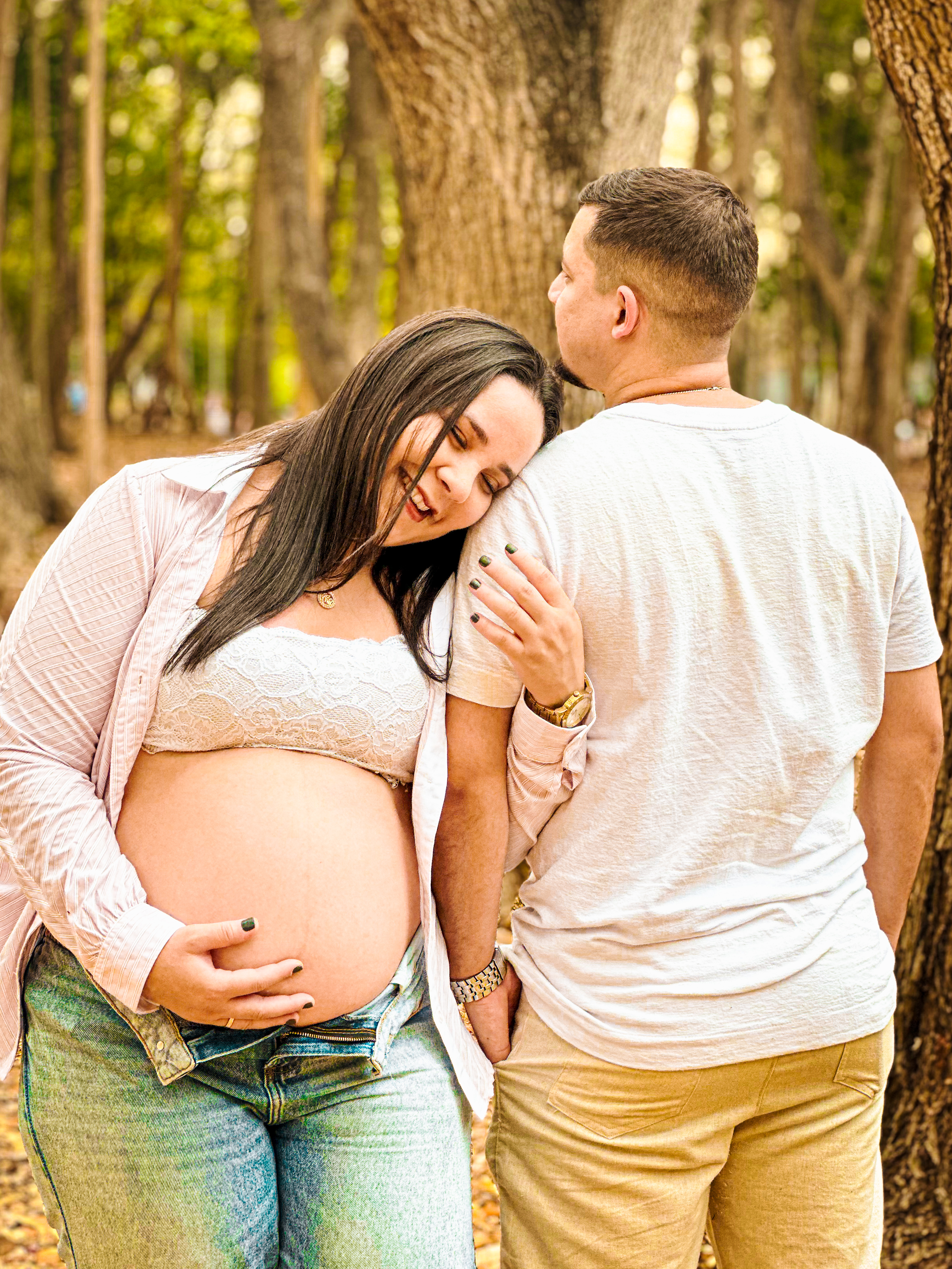 Foto tratada de casal em ensaio ao ar livre