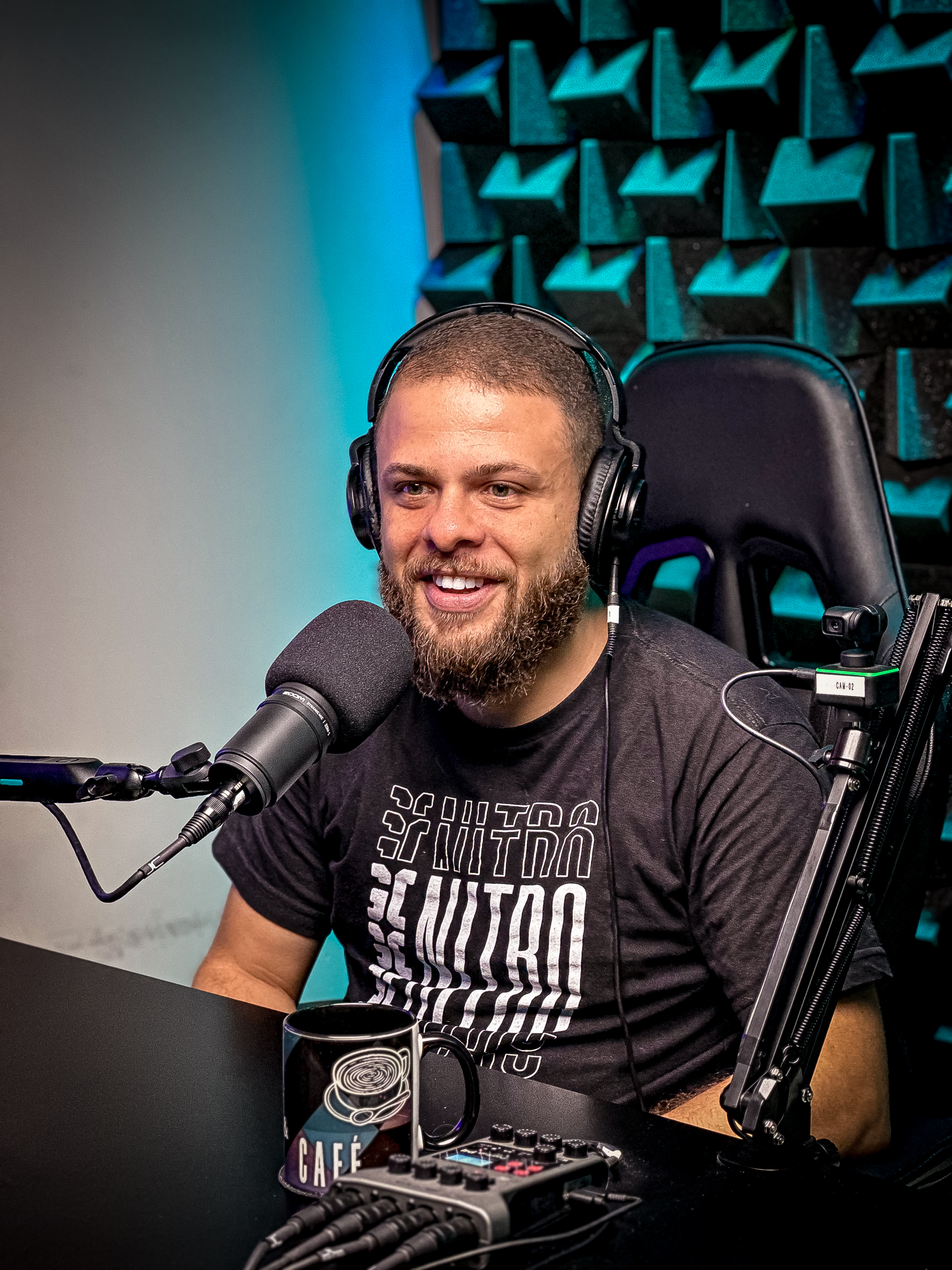 Foto tratada do Pastor Rodrigo Moraes no podcast
