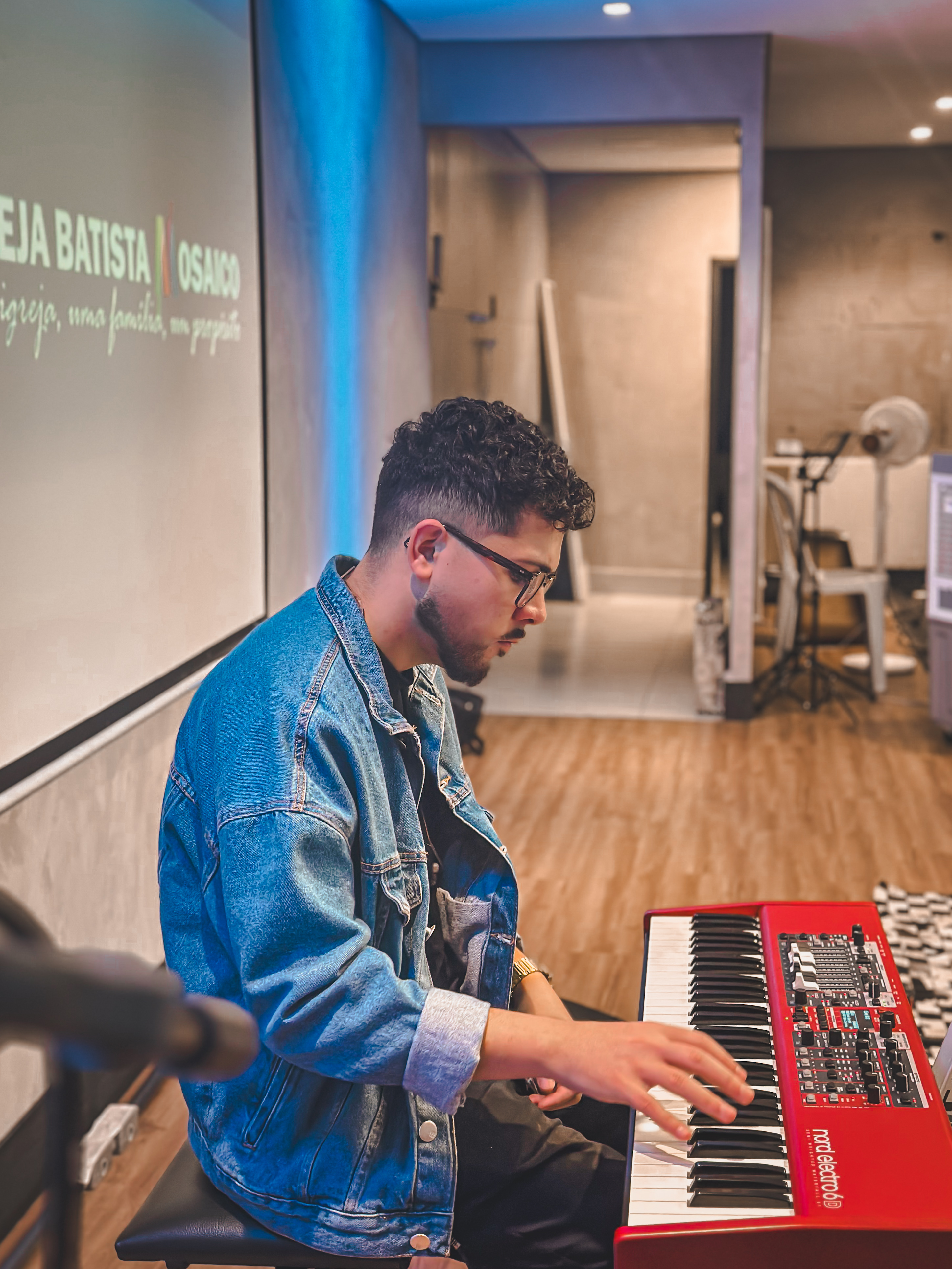 Foto tratada de músico no teclado