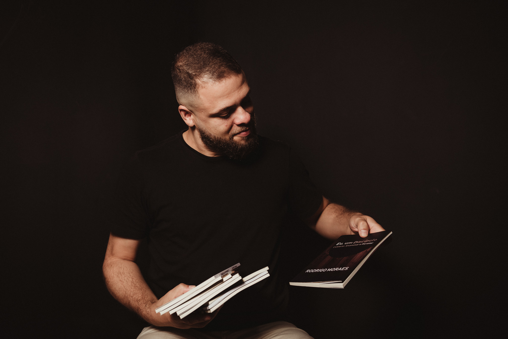Retrato tratado do Pastor Rodrigo Moraes segurando livros